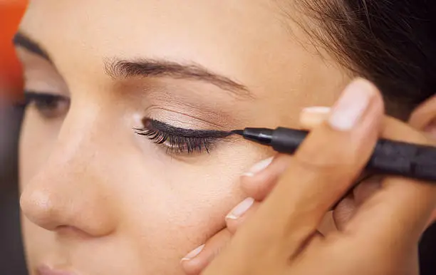 How to Apply Liquid Eye Liner without Smudging