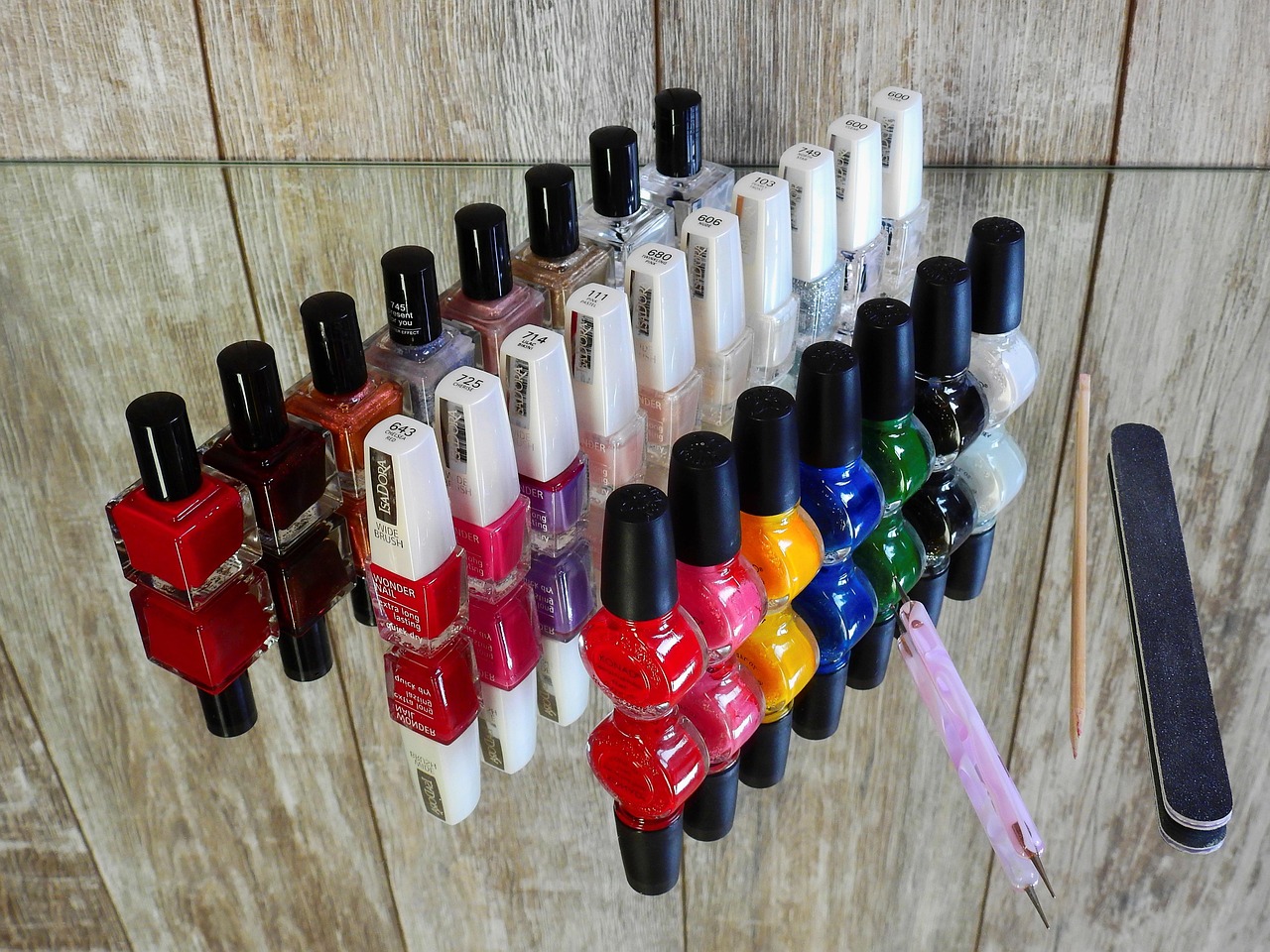 What Are the Key Benefits of Using Personalized Nail Polish as Gifts