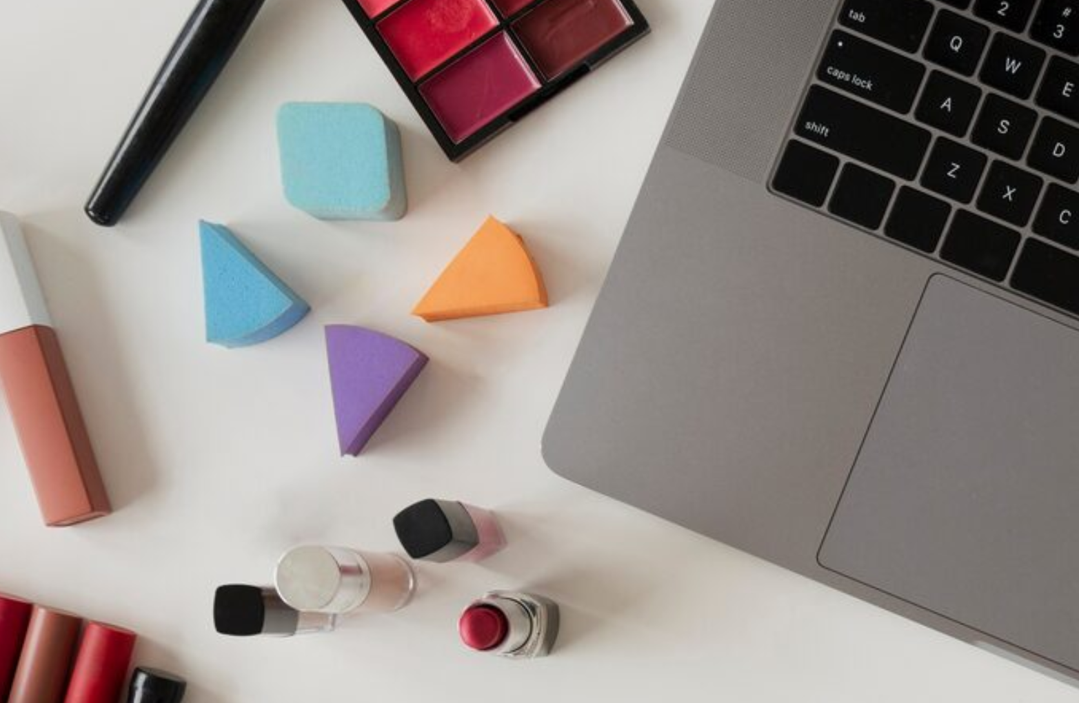 Why Personalized Lip Gloss Offers a Strategic Edge in Product Customization