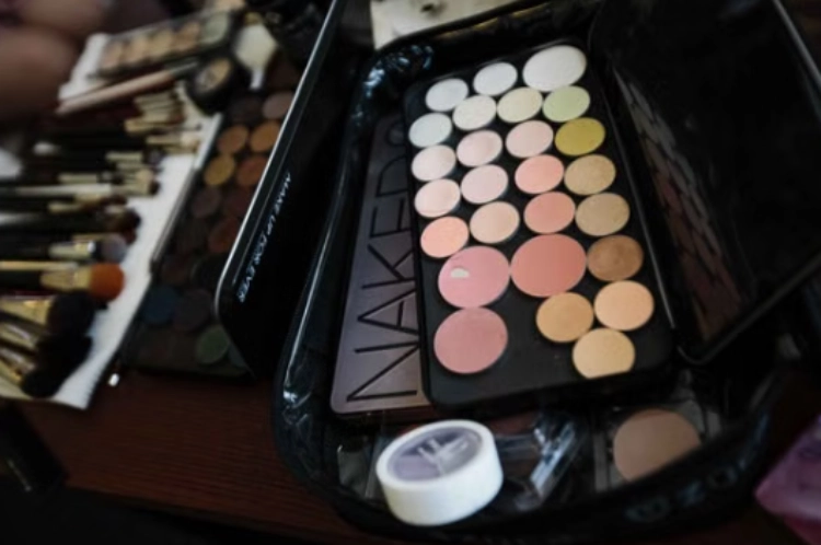 How to Plan a Makeup Kit for Work, Travel, Dates, and Events